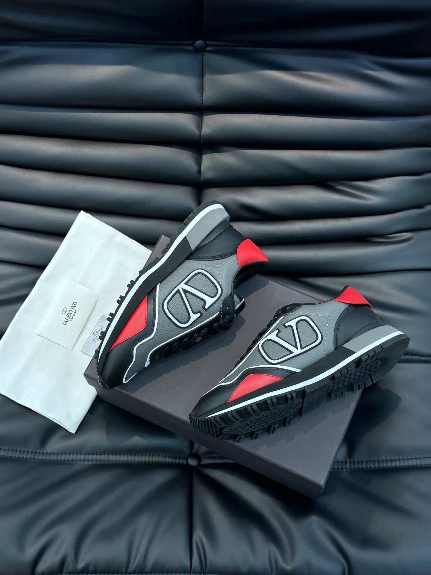 P540💰 Product trademark: VALENTINO "Valentino" Regular size: 38-44 [45 customized] Product material: Warren men's casual sports shoes, made of imported first-layer cowhide, with brand emblem on the tongue, rivet rubber outsole, non-slip, wear-resistant and shock-absorbing, cowhide lining foot pads, comfortable and breathable, with original box packaging equation bag!